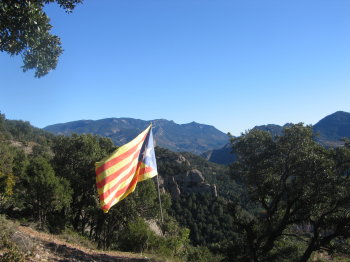 Balcó amb l'estelada. Al fons el Roc d'Uró i el Cim d'Estela