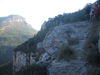 El camí de baixada passa just per sobre el cingle oriental