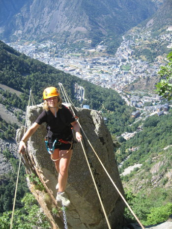 La Sílvia passant el pont tibetà