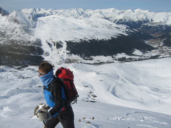 La Gemma arribant al cim. Al fons les pistes d'esquí del Grau Roig