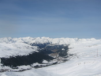 Carretera que baixa cap al centre d'Andorra, seguint la vall del Riu Valira