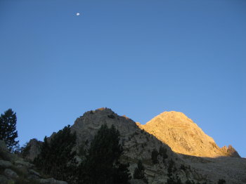 Comença a sortir el sol, però encara veiem la lluna