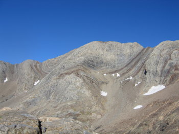 Serra de las Espadas, i al mig el cim de las Espadas (3.332 m.) És una cresta força difícil