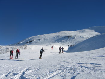 Esquiadors en l'últim tram abans del cim
