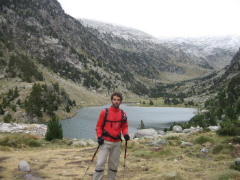 El Marc davant de l'Estany de Besiberri El Marc davant de l'Estany de Besiberri