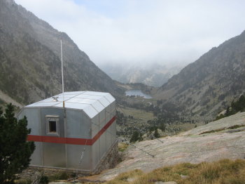 Refugi de Besiberri i al fons l'Estany de Besiberri Refugi de Besiberri i al fons l'Estany de Besiberri