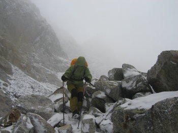 Arribats a un petit collet, el vent, la neu i el fred ens van aconsellar girar cua Arribats a un petit collet, el vent, la neu i el fred ens van aconsellar girar cua