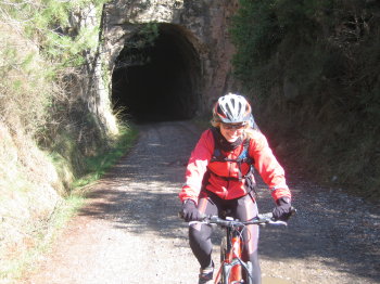 La Sílvia sortint d'un dels túnels de l'antic Carrilet, prop de Berga
