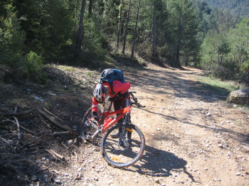 Sílvia treient fang de la bicicleta