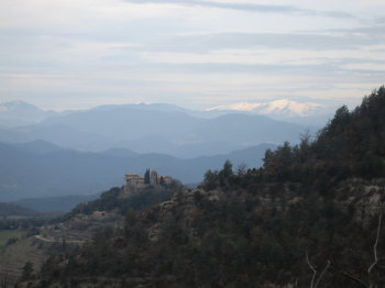 Nucli de Llaés i muntanyes al fons