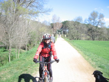 La Sílvia, de molt bon humor, fent els primers quilòmetres per la Via Verda