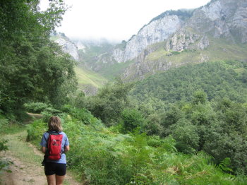 Caminant cap a la canal de Arreondas