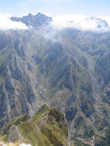 Vista des del cim del Jultayu, amb Caín al fons