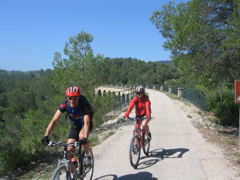 El Toni i la Sílvia circulant en bicicleta a la Via Verda