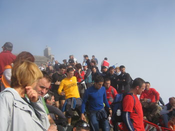Multitud d'aficionats dalt de l'Aizkorri