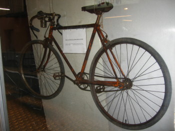 Antiga bicicleta exposada en un aparador