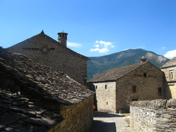 Interior del poble de Lárrede
