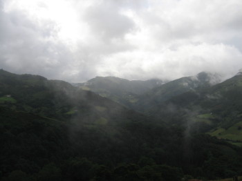 Muntanyes enmig de la pluja
