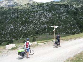 Ciclistes en plena ruta Transpirenàica, al Collell